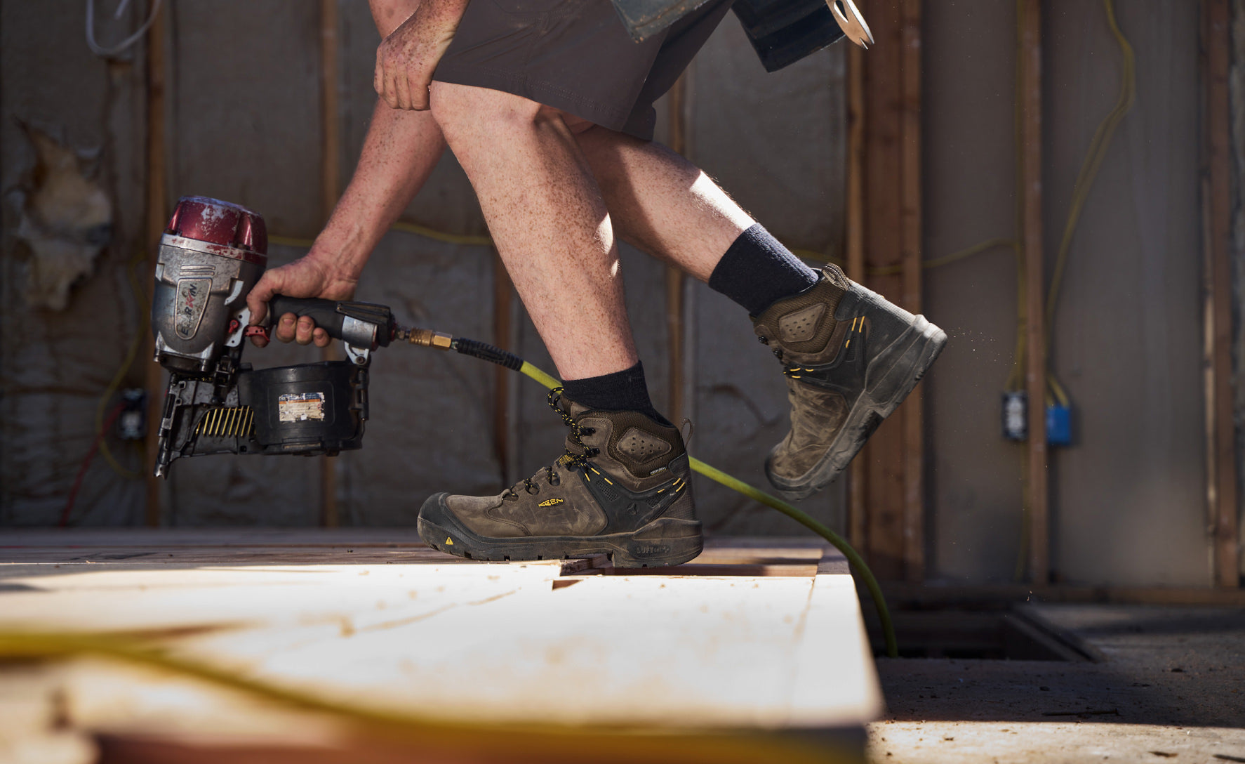 Men's Dover 6" Waterproof (Carbon Toe) Dark Earth/Black / Keen