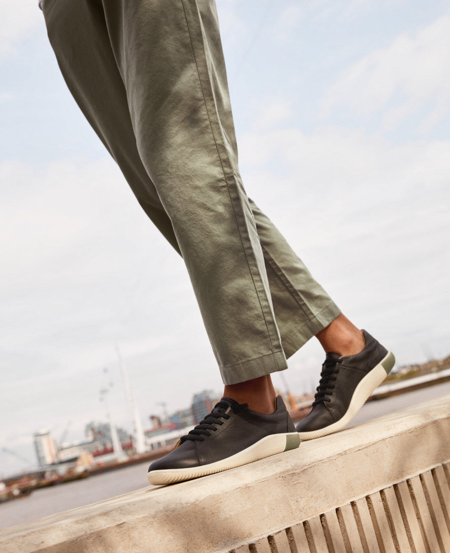 Women's KNX Leather Sneaker Black/Star White / Keen